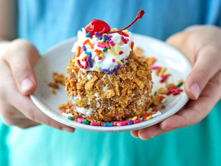 تهیه بستنی سرخ شده