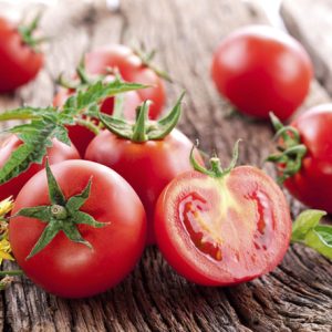 عصاره گوجه چیست؟ راهنمای کامل، کاربردها، روش تولید و تفاوت آن با رب گوجه